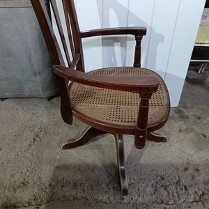 Sillón Giratorio Antiguo de Madera con Asiento de Caña - imagen 7