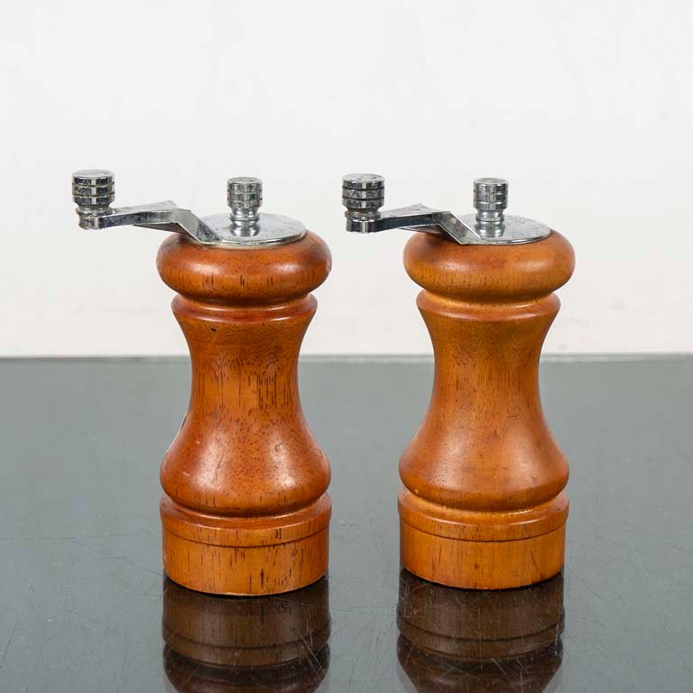 Lote siguiente: Molinillos de pimienta Mr. Dudley - Dos molinillos de madera con tapas y manijas de plata