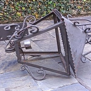 Dos Faroles Coloniales de Metal con Detalles Ornamentales - imagen 6