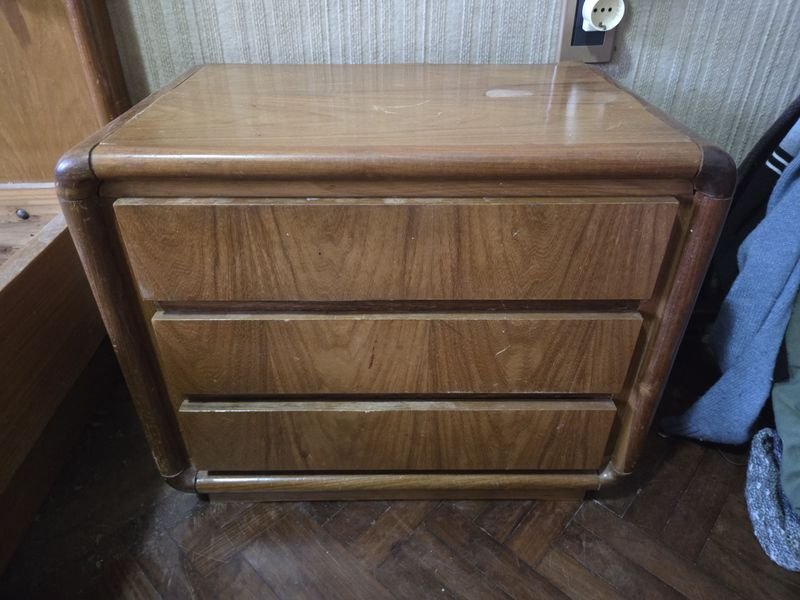 Lote siguiente: Mesa de luz de madera con tres cajones