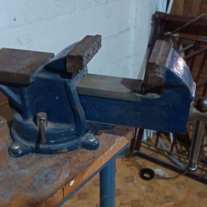 Banco de Trabajo Metálico con Morsa y Estantes - imagen 3