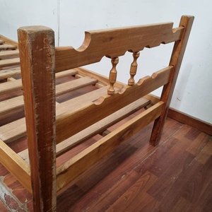 L 971 - Practica cama de madera de 1 plaza con respaldo y piecera calados y barrotes torneados (Medidas 190x80x31cm) - imagen 4