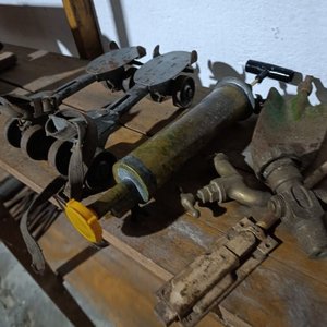 Lote Variado: Patines Antiguos, Parte de Fumigadora de Cobre y Canilla de Bronce - imagen 4