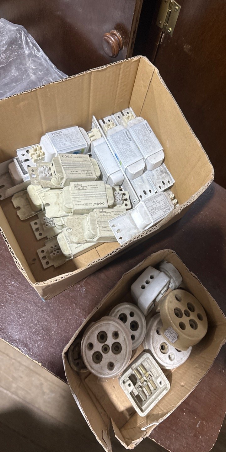 Lote de Balastos y Portalamparas Eléctricos