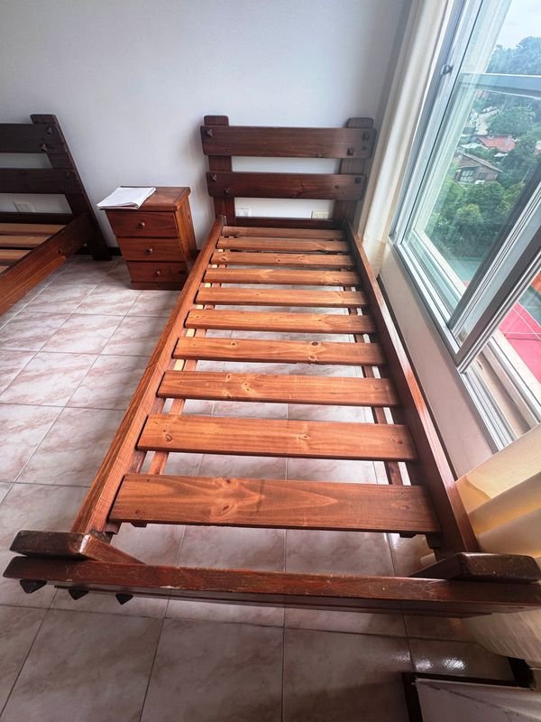 Camas de 1 plaza con respaldo de madera