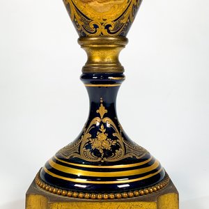Potiche Sevres de Porcelana Azul Cobalto y Bronce con Escena Romántica, 61 cm - imagen 2