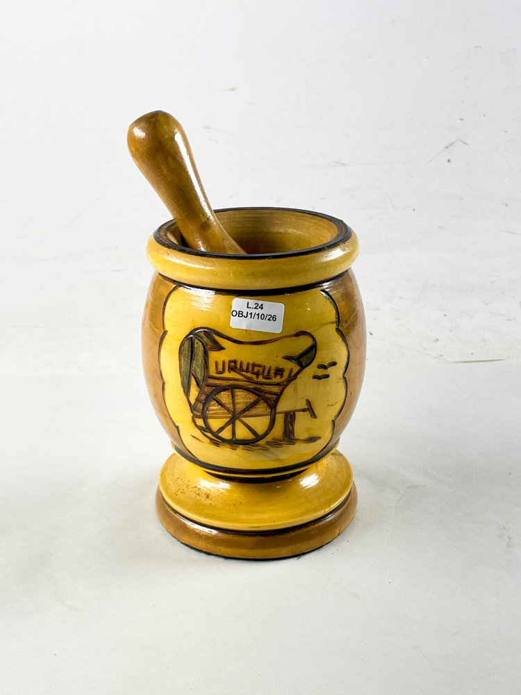 Mortero de Madera con Mazo y Dibujo de Carreta "Uruguay"