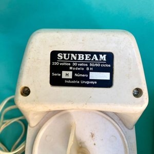 1950´´s . Batidora de helados con caja original y manual de uso. Marca sumbean. No la probamos. 29.5 cm x 13 cm x 8.5 cm. - imagen 6