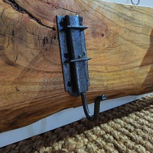 Perchero Rústico de Madera con Ganchos de Hierro - imagen 4