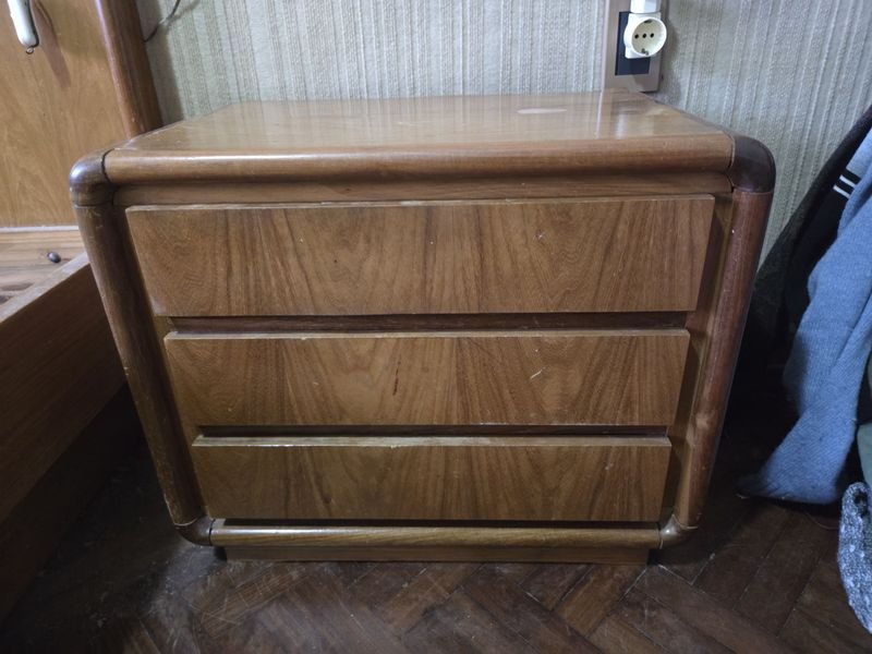 Mesa de luz de madera con tres cajones - imagen 3