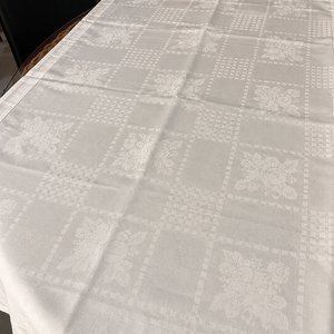 Lote anterior: Mantel Blanco Damasco Clásico 2.80 x 1.10 con Motivos Florales y Geométricos