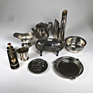 Lote de 9 Piezas de Metal Plateado: Cafetera, Jarros, Cenicero y Más - imagen 1