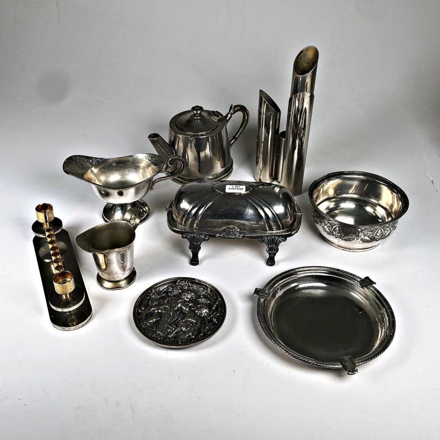 Lote de 9 Piezas de Metal Plateado: Cafetera, Jarros, Cenicero y Más