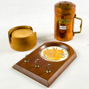 Lote siguiente: Porta Llaves Madera, Posavasos Madera y Quesera Cobre