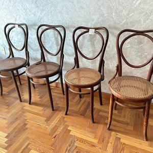 Lote siguiente: Juego de 4 Sillas Vienesas con Esterillas