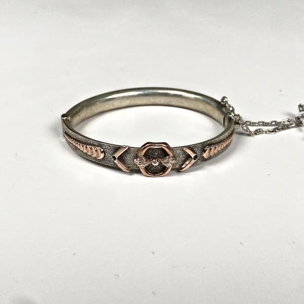 Pulsera Infantil de Plata y Oro con Diseño Grabado - imagen 1