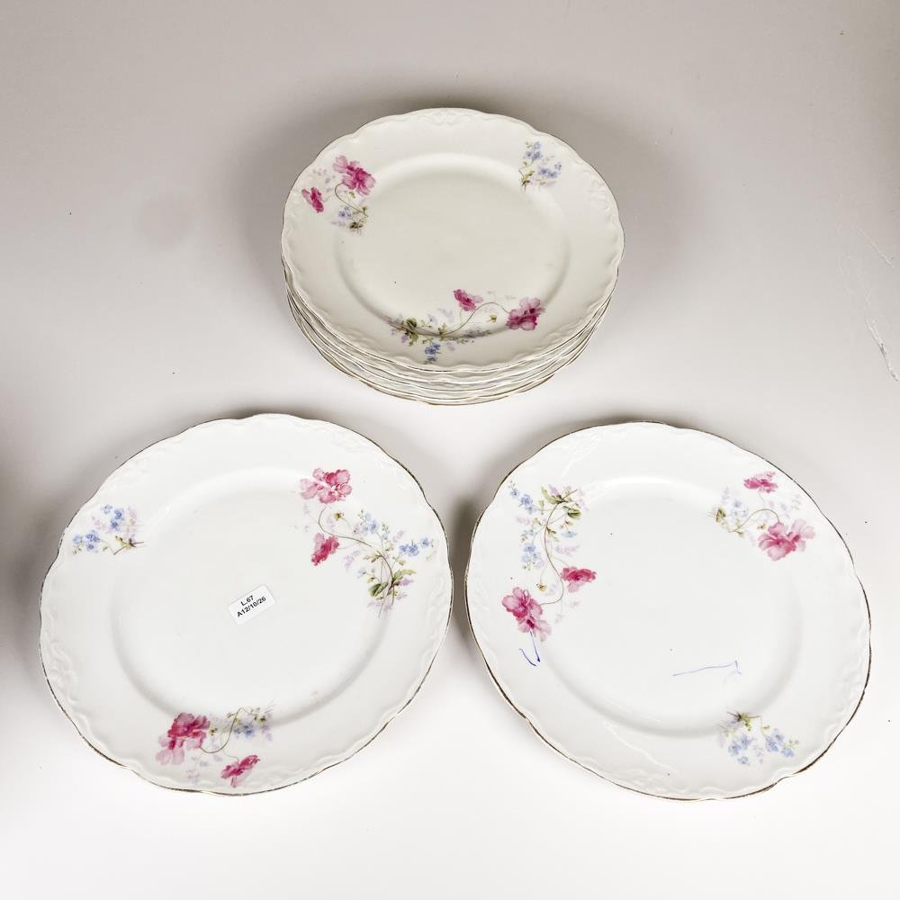 Siete Platos Llanos de Porcelana Alemana KPM con Decoración Floral