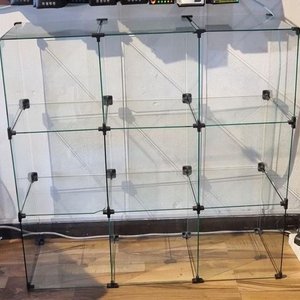 Exhibidor Desarmado Tipo Cubo de Vidrio - imagen 1