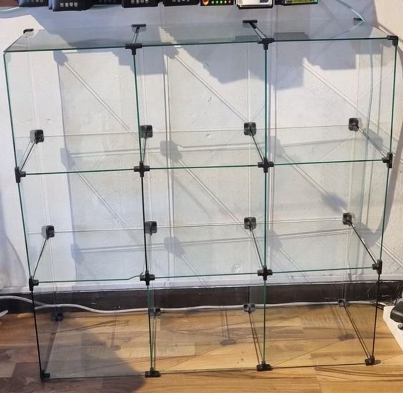 Exhibidor Desarmado Tipo Cubo de Vidrio