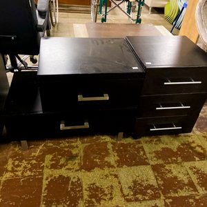 Lote siguiente: Mueble de cajones negro