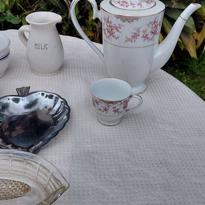 Lote de Vajilla: Tazas, Tetera, Jarrita y Platos - imagen 2