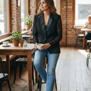 Blazer Negro Mujer con Mangas de Encaje Floral - Talle 1 - imagen 2
