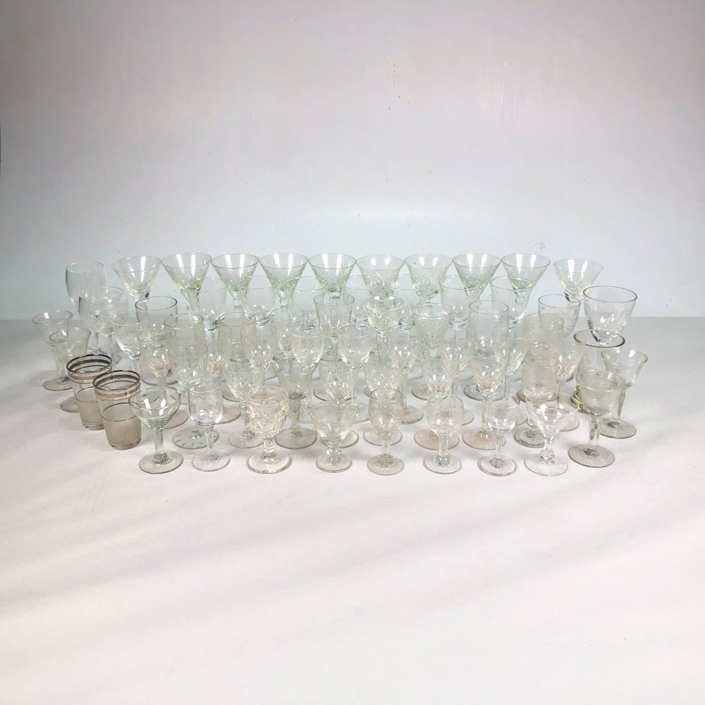 Lote anterior: Colección de copas de vino en diferentes tamaños y diseños