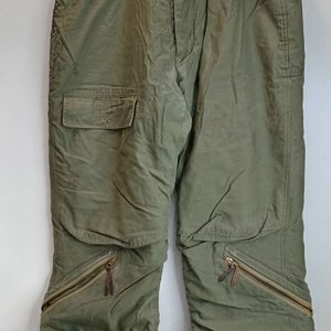 Lote siguiente: Pantalón de Frío Extremo Tipo A-9 Usado por Tripulaciones de Bombarderos WWII Talle 40 Albert Turner & Co.