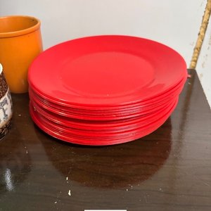 Sandwichera Eléctrica con Tazas y Platos Rojos - imagen 5