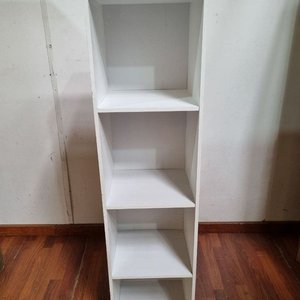 Estante Vertical Moderno Blanco para Libros y Adornos - imagen 1