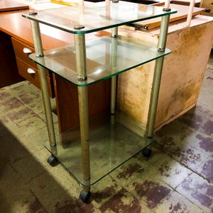 Escritorio de madera con cajones y mesa auxiliar de vidrio - imagen 2