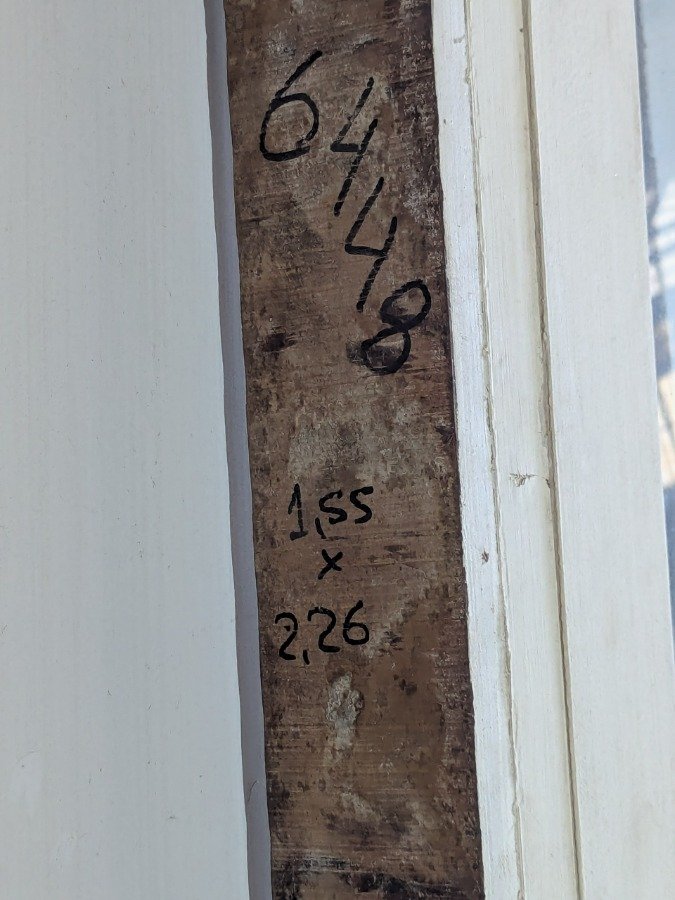 Puerta de madera con dos hojas batientes y marco en cedro - imagen 4