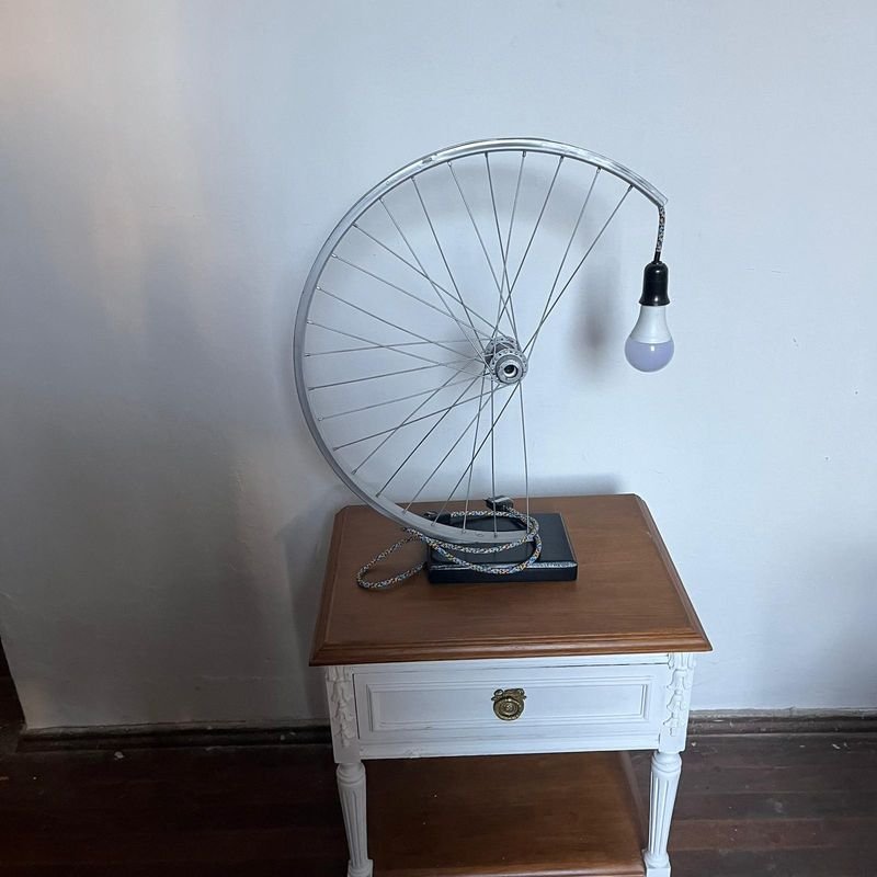 Lote anterior: Lámpara rústica artesanal hecha con rueda de bicicleta