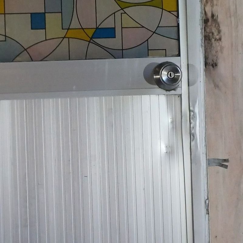 Ventana con marco de aluminio y vidrio con patrón geométrico - imagen 5