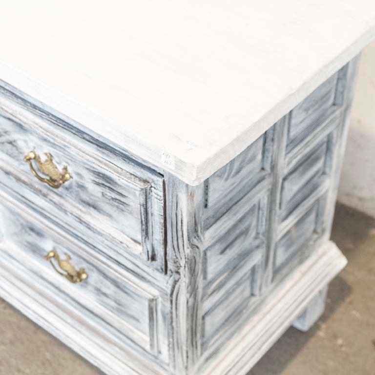 Mueble bajo con cuatro cajones de estilo clásico - imagen 2