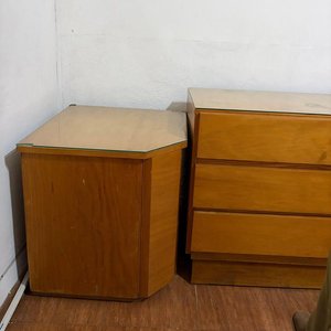 Juego de Dormitorio Completo: Colchón, Somier, Mesas de Luz, Cómoda, Esquinero y Respaldo con Espejo - imagen 4