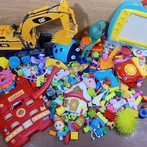 Lote de Juguetes Variados: Excavadora CAT, Chaleco Bombero, Bloques y Más - imagen 4