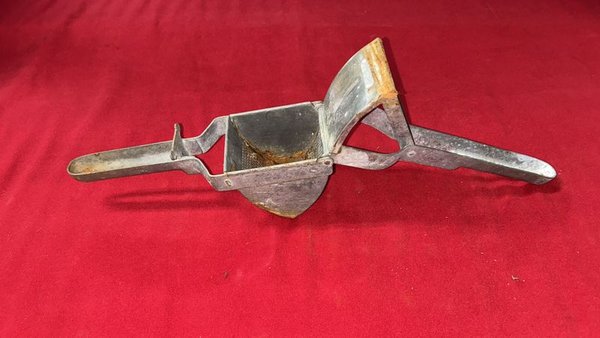 Rallador de Queso Mecánico Vintage de Metal - imagen 1