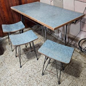 Mesa de Comedor con 3 Banquetas Metálicas - imagen 1