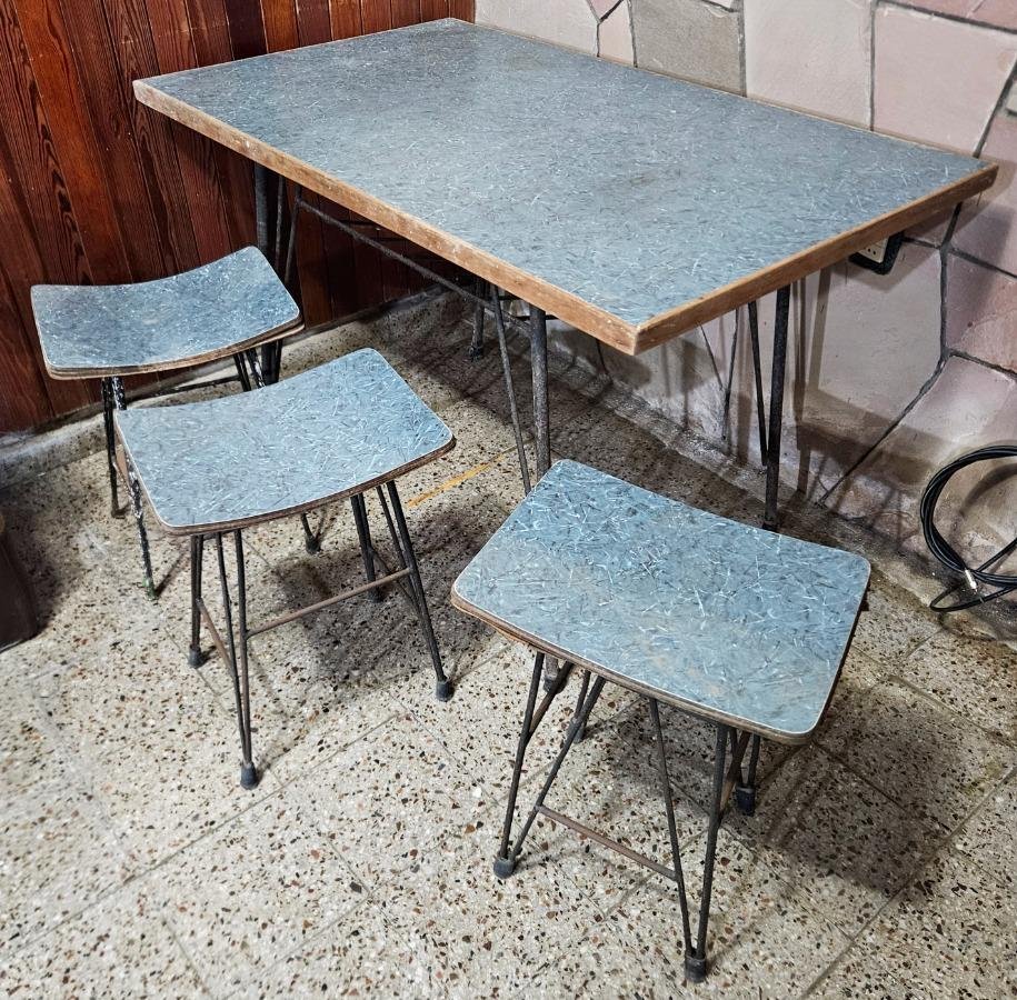 Mesa de Comedor con 3 Banquetas Metálicas