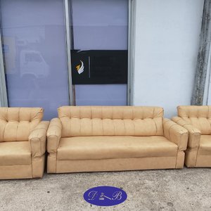 Lote siguiente: Juego de Living de 3 Piezas en Cuero Sintético Color Beige