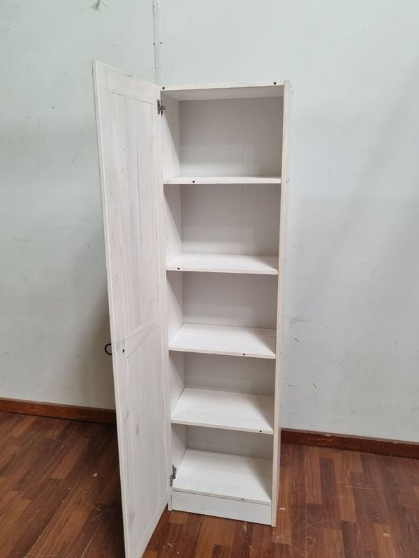 Puerta de gabinete blanco con tres puertas - imagen 2