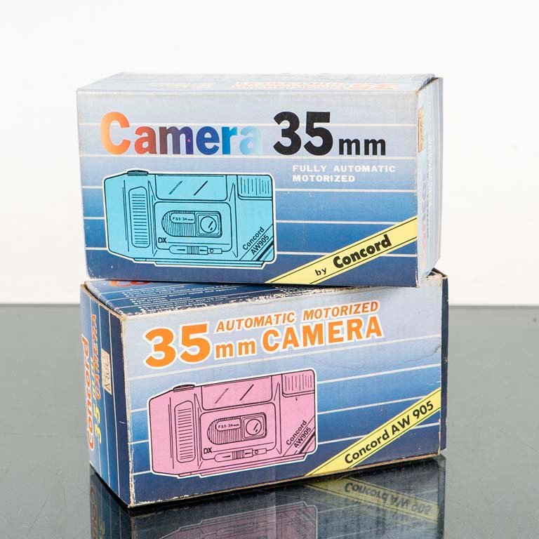 Lote siguiente: Dos cámaras 35mm en caja - Equipos electrónicos