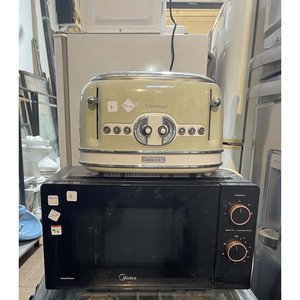 Lote siguiente: Microondas Midea y Tostadora Vintage Ariete
