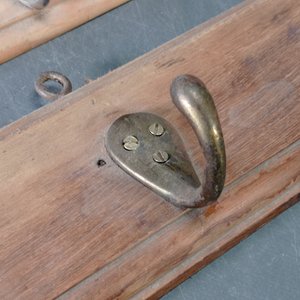 Dos percheros de madera, uno con 4 y otro con 2 ganchos - imagen 4