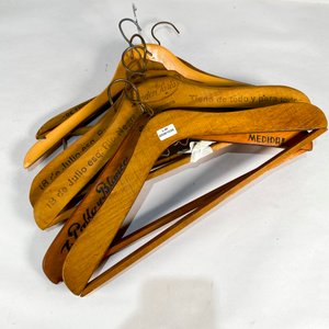 Lote de Perchas de Madera Vintage con Inscripciones - imagen 1