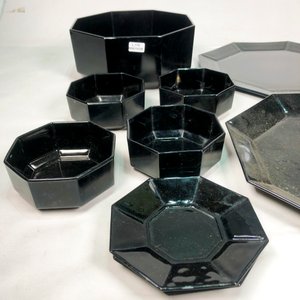 Nueve Piezas de Vidrio Negro Octogonal: Fuentes, Ensaladera, Taza, Platillo y Compoteras - imagen 3