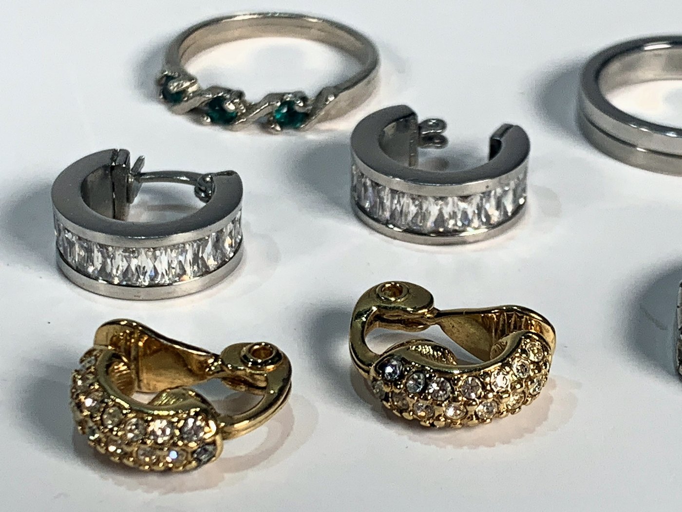 Lote de 5 piezas de fantasía: 2 pares de caravanas y 3 anillos