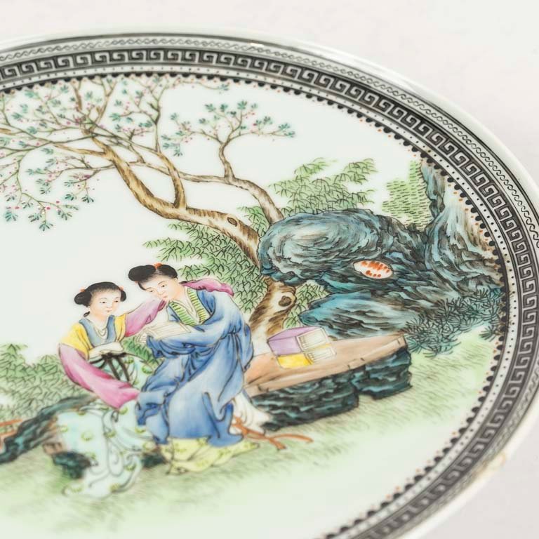 Plato de porcelana china pintado a mano y firmado - imagen 2