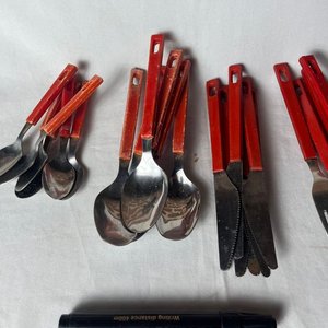 Juego de Cubiertos Vintage con Mangos Rojos - imagen 3